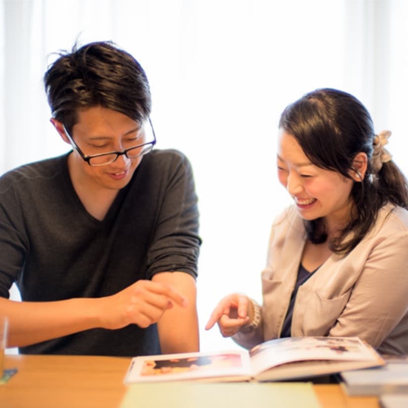 結婚式の写真　アルバムのお渡しの様子